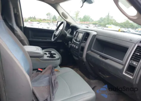 2018 Ram 1500 Express 4X4 6'4 Box z USA, uszkodzony, nr VIN 1C6RR7FT5JS320998